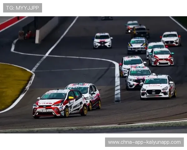 赛车赛道惊现蛇形超车，解说“从没见过这种操作”