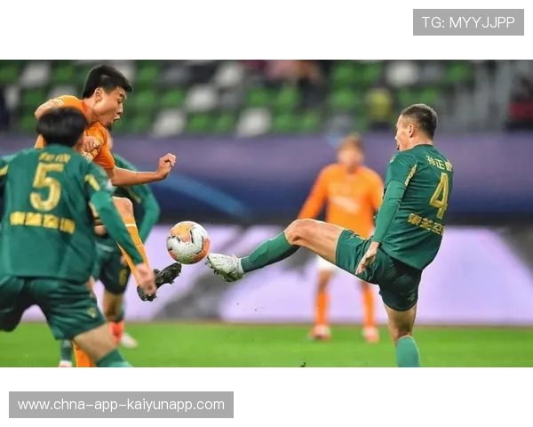 北京国安恩科洛洛背身抗住防守，转身顺势塞入肋部