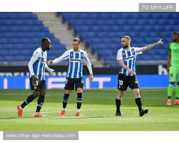 重庆铜梁龙迪马塔底线回敲,弧顶跟进射门擦梁而出 重庆铜梁龙迪马塔底线回敲,弧顶跟进射门擦梁而出